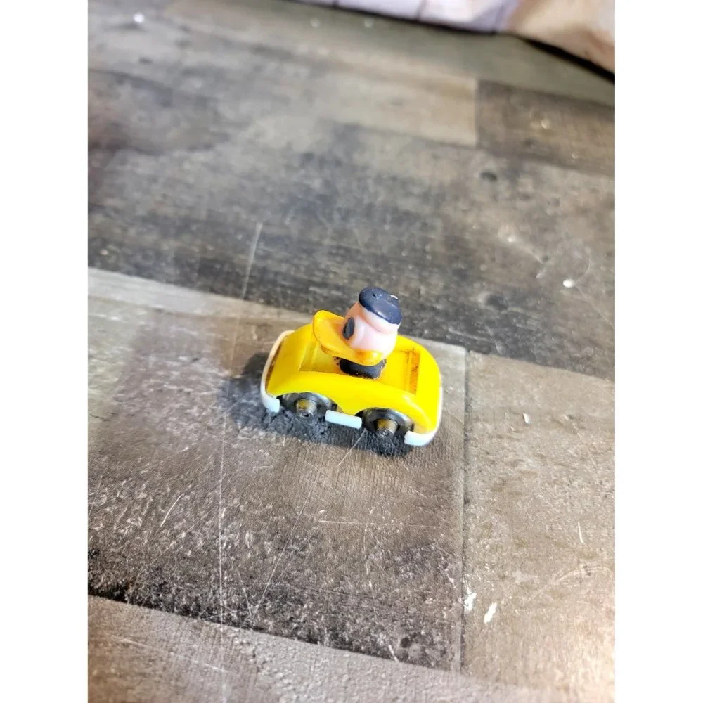 Vintage Donald Duck‎ yellow mini car Disney toy figure